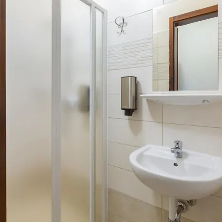 Vegvar Apartament *